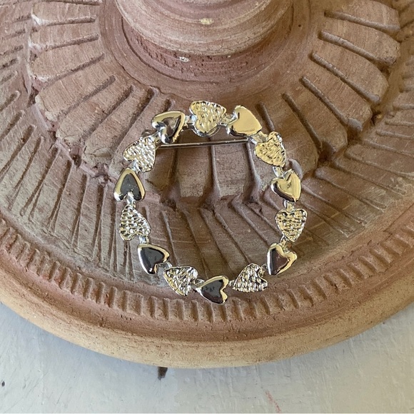 Vintage Silvertone GERRY’S Round Heart Wreath Brooch Pin - Picture 7 of 10